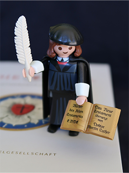 Playmobil-Luther auf Lutherbibel