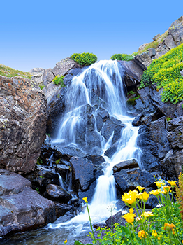Wasserfall im Gebirge